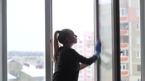 Fille lave une fenêtre dans l'appartement . — Video