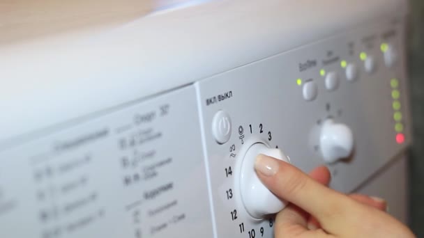 Mão feminina inclui configurações da máquina de lavar roupa — Vídeo de Stock