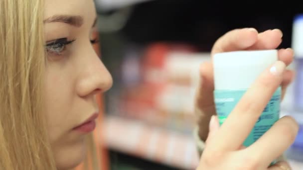 Vrouw Kies deodorant in de winkel — Stockvideo