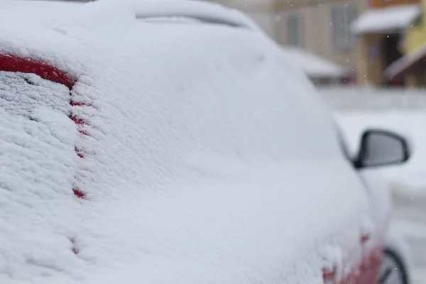 Pokryte śniegiem lusterko wsteczne po stronie nowoczesnych samochodów. — Zdjęcie stockowe