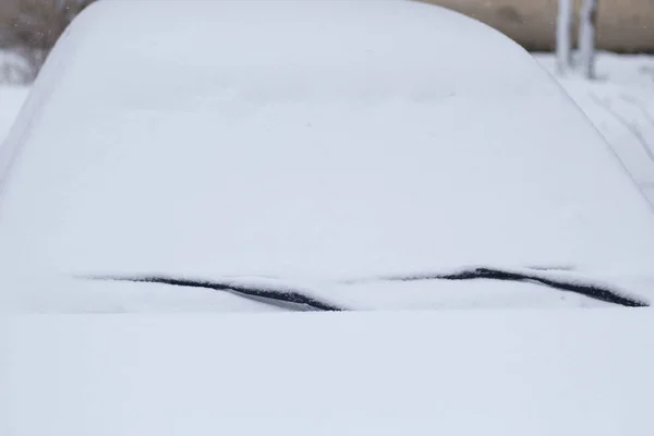 Inverno congelato anteriore auto finestra, texture congelamento ghiaccio vetro fondo — Foto Stock
