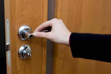 İç kapı yakın çekim el açar