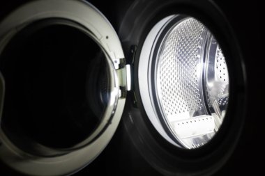 çamaşır makinesinde kirli şeyler kadın elele