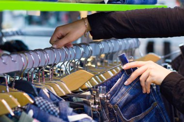 Kadın el kot depodaki düşünüyorsanız