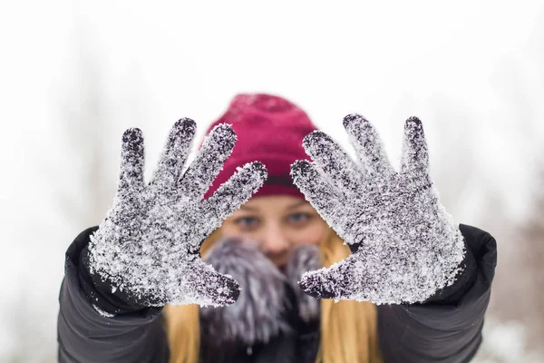 Portret dziewczynki w rękawiczki zimowe z rąk przedłużony blisko — Zdjęcie stockowe