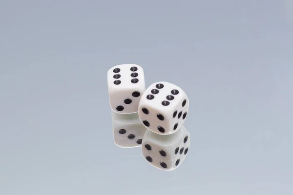 Játék kocka közeli tükrözi. játékban, dobókocka hat. — Stock Fotó