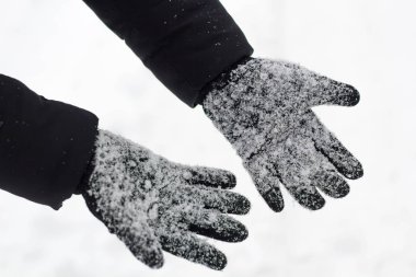 kadın siyah eldiven kar ile yakın çekim