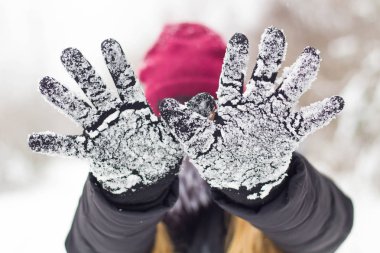 kış eldiven yakın kadar genişletilmiş kollu bir kız portresi