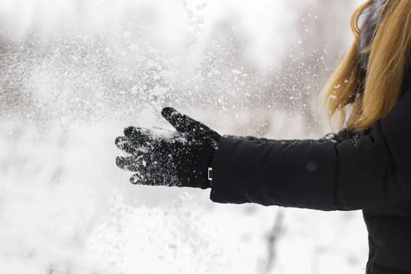 Kobiet czarne rękawiczki z śniegu z bliska — Zdjęcie stockowe