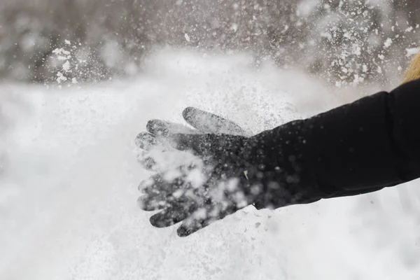 Женские черные перчатки со снегом вблизи — стоковое фото