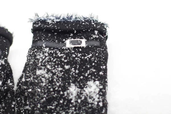 Damskie rękawiczki w śnieżnej pogodzie zbliżyć — Zdjęcie stockowe