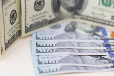 Doları banknot beyaz arka plan üzerinde deri cüzdan.