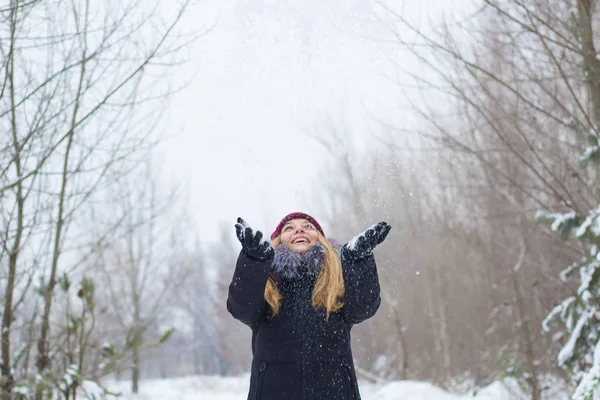 Fata se bucură și aruncă zăpadă în sezonul de iarnă Fotografie de stoc