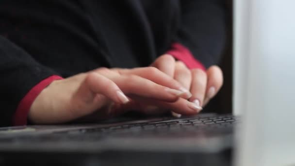 As mãos das mulheres trabalham com um laptop — Vídeo de Stock