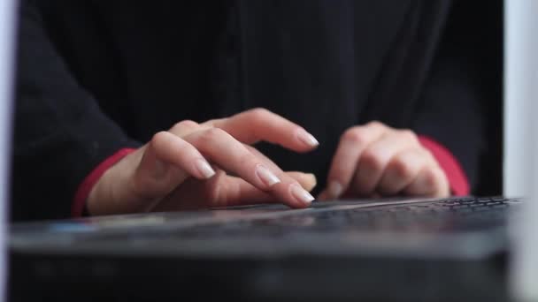 As mãos das mulheres trabalham com um laptop — Vídeo de Stock