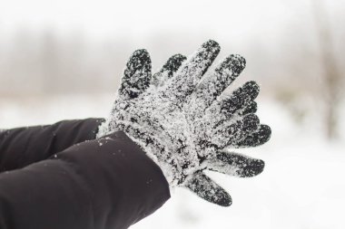 Karda siyah eldiven eller yakın çekim