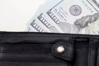 Doları banknot beyaz arka plan üzerinde deri cüzdan
