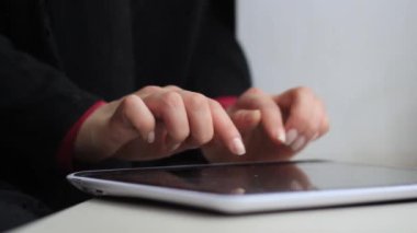 Kadın el ile bir dizüstü bilgisayar iş