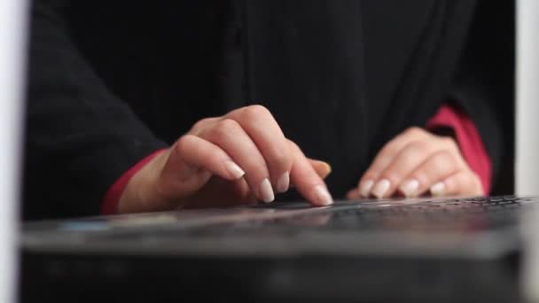 Las manos de las mujeres trabajan con un ordenador portátil — Vídeos de Stock