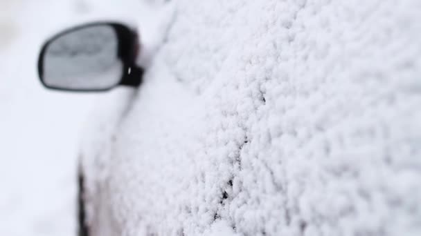 現代の車のサイドビュー ミラーが雪に覆われています。 — ストック動画