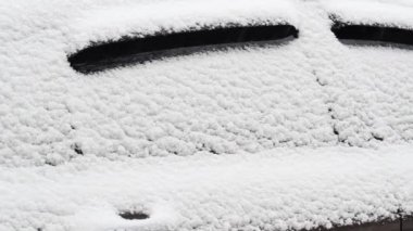 karda bir arabanın yan camları kapatın