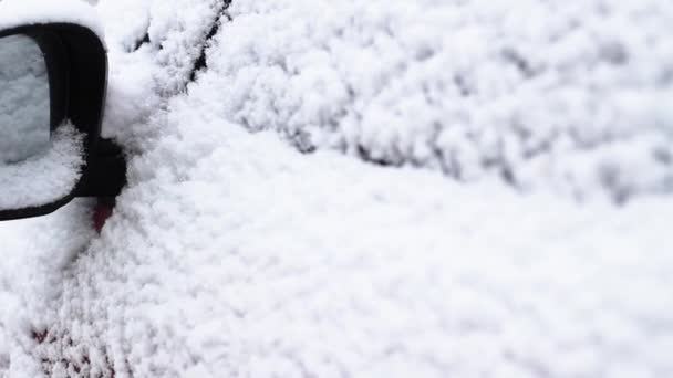 現代の車のサイドビュー ミラーが雪に覆われています。 — ストック動画