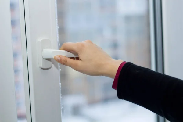 Una mujer está abriendo la ventana con una mano —  Fotos de Stock