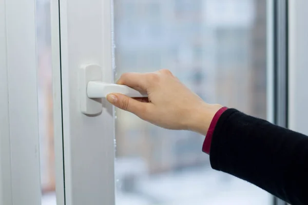 Una mujer está abriendo la ventana con una mano —  Fotos de Stock