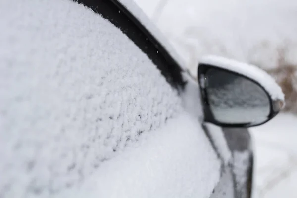 Snötäckta Visa sidospegel på en modern bil — Stockfoto