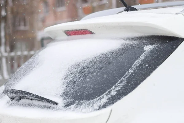 Vidrio de coche congelado, vidrio de coche en hielo con nieve, heladas, nevadas —  Fotos de Stock