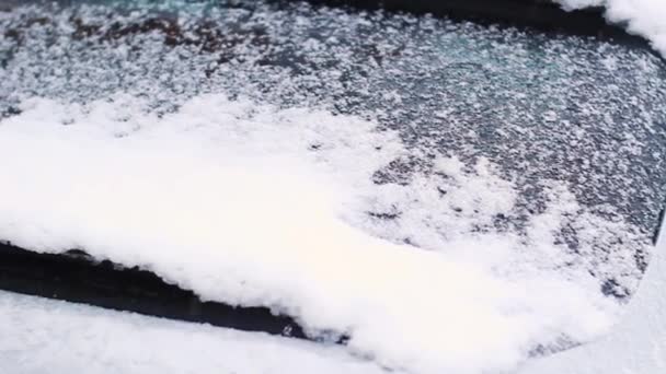 Замороженное стекло автомобиля, стекло автомобиля во льду со снегом, морозом, снегопадом — стоковое видео