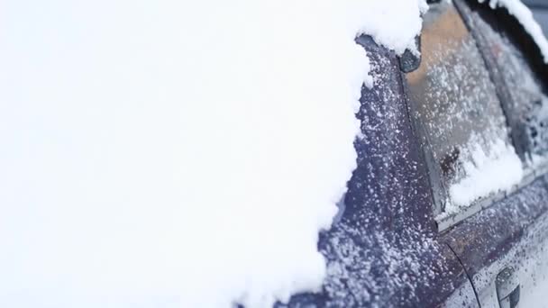 Bevroren Autoglas, auto glas in ijs met vorst, sneeuw, sneeuwval — Stockvideo
