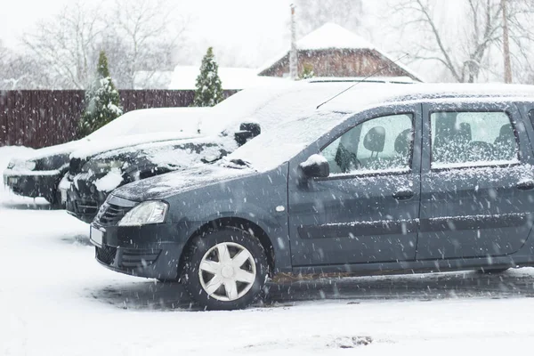 Carro coberto de neve no inverno close-up — Fotografia de Stock