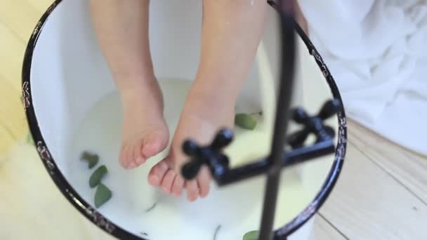 Ноги маленького мальчика в ванне с молоком — стоковое видео
