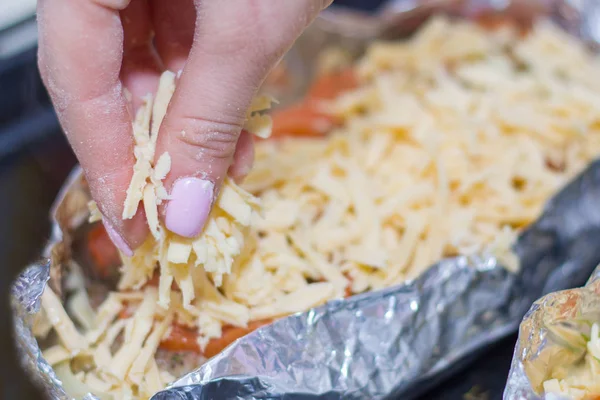 Las manos femeninas hacen la pizza del queso, los tomates y hortalizas . —  Fotos de Stock