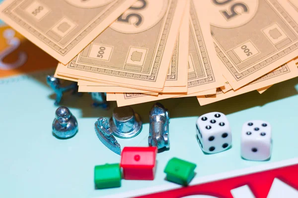 Monopol Spel Med Tärningar Chips Närbild — Stockfoto