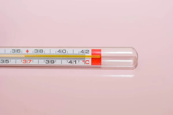 Termómetro como instrumento médico cena medições do corpo de temperatura — Fotografia de Stock