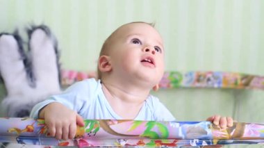 Küçük bebek adam evde oynanır