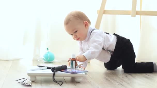 Petit bébé homme en costume est joué sur le sol — Video