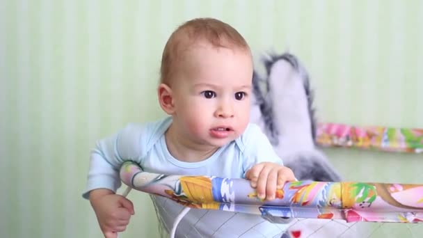 Pequeño bebé hombre se juega en el hogar — Vídeos de Stock