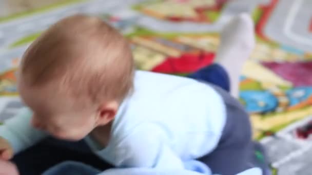 Pequeño bebé hombre se juega en el hogar — Vídeo de stock