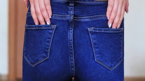 Weibliche Hand klettert in die Hosentasche der Jeans auf dem Arsch — Stockvideo