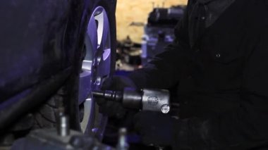 Garajda bir arabada araba kontrol fren sistemi için mekanik