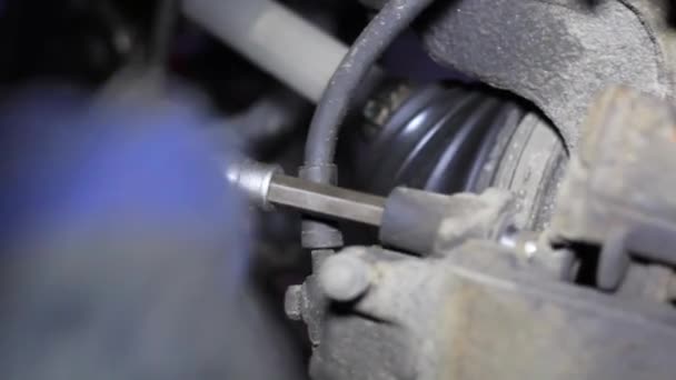 Monteur voor auto controle remsysteem in een auto in garage — Stockvideo