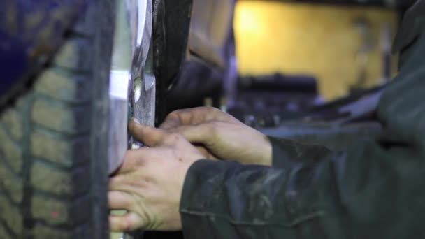Mécanicien pour la vérification du système de freinage de voiture dans une voiture au garage 