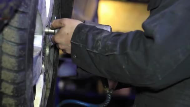 Mécanicien pour la vérification du système de freinage de voiture dans une voiture au garage 