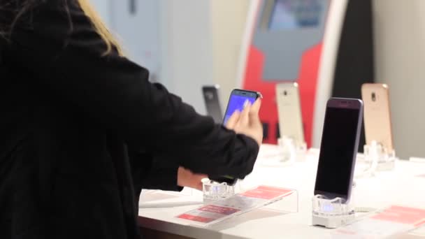 Les mains des femmes utilisent un appareil mobile — Video