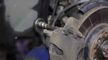 Garajda bir arabada araba kontrol fren sistemi için mekanik