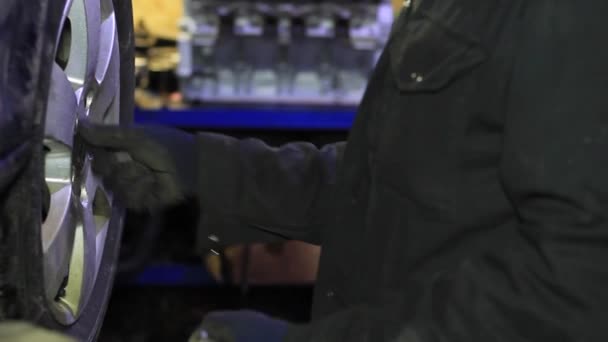 Механик для проверки автомобиля тормозной системы в автомобиле в гараже — стоковое видео