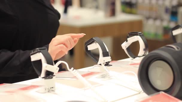 女性手触摸智能手表在商店 — 图库视频影像